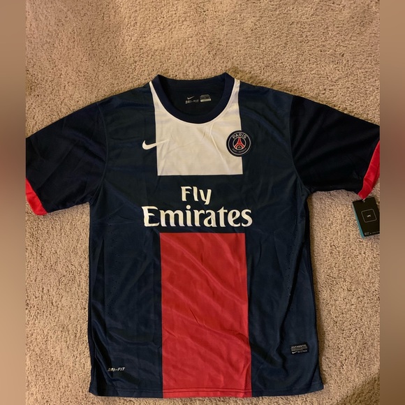 Moving to colorado I never wore this shirt trying to sell clothes I don’t need. - Picture 2 of 4